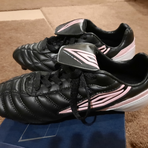 Women Umbro soccer cleats - Picture 3 of 7